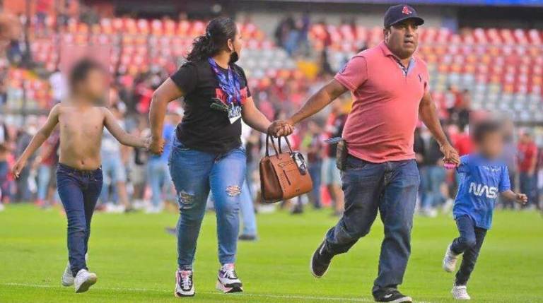$!Al menos 22 heridos por violencia en partido de fútbol en México