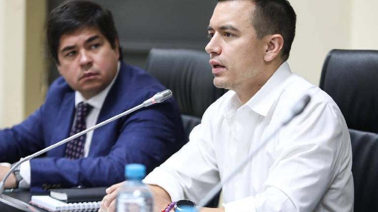 $!El secretario de la Administración Pública, Arturo Felix Wong (I), a quien le fue encargada este martes la Secretaría Nacional de Seguridad y de Estado, será quien gestione su proceso de eliminación.