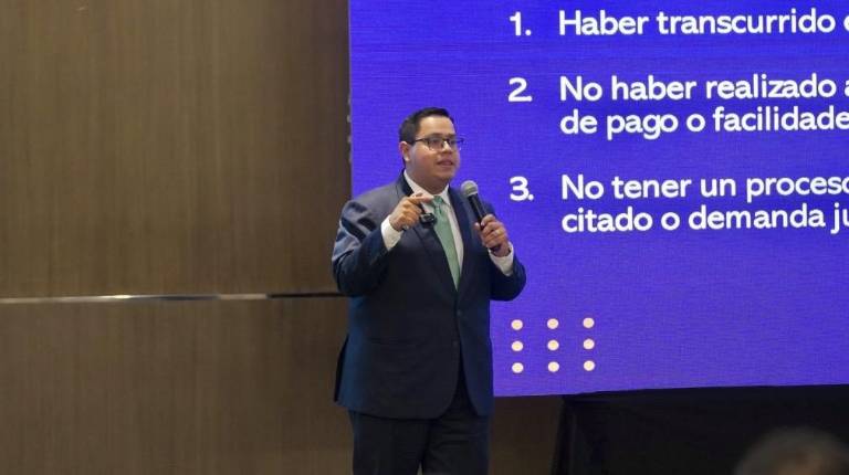 $!César Coronel, de Defensa Deudores, imparte charlas sobre cultura financiera.