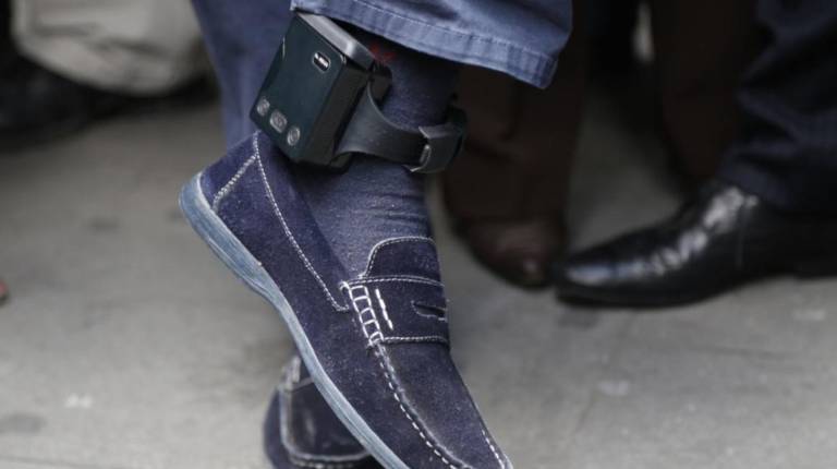 $!Fiebre de arrestos domiciliarios agota el stock de grilletes electrónicos; los narcos son los más beneficiados