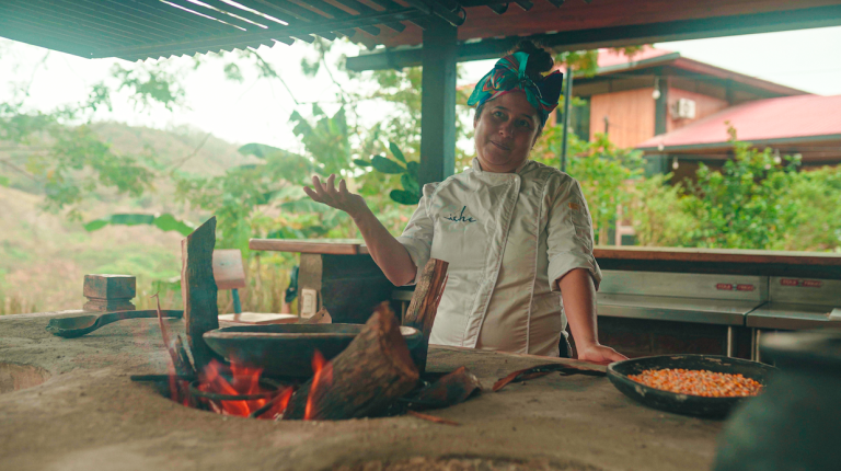 $!La chef Valentina Álvarez posa junto al horno manabita, declarado Patrimonio Cultural Inmaterial de los ecuatorianos.