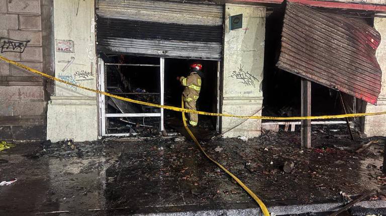 $!Incendio controlado en el centro de la ciudad.