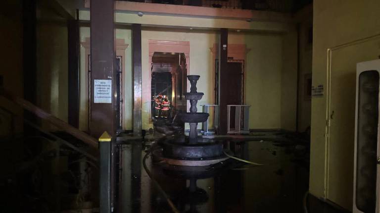 $!Más de 100 efectivos controlaron incendio.