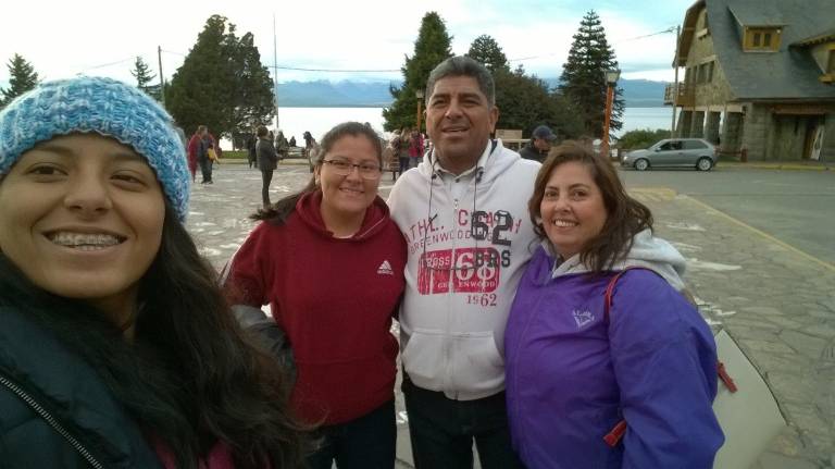 $!Emilio con sus hijas en Argentina.