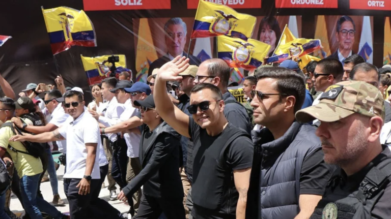 $!Noboa encabezó la manifestación junto con el secretario de Inteligencia, Michele Sensi Cotungui, y los el ministros de Defensa, Giancarlo Loffredo y del Interior, John Reimberg.