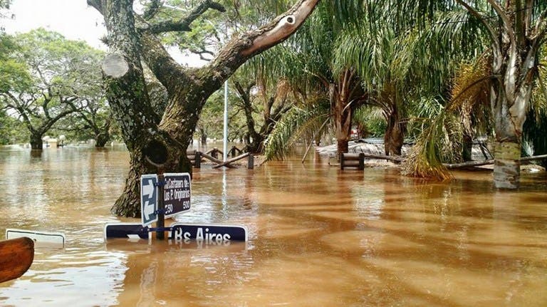 Macri interrumpe sus vacaciones y recorre zonas inundadas