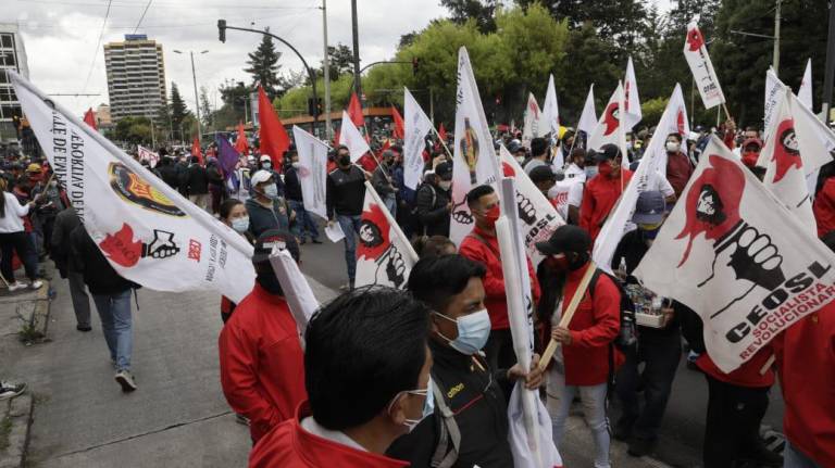 $!Un millar de manifestantes marchan en Quito en protesta contra Lasso