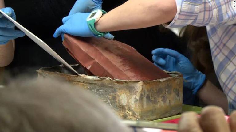 $!Abren cápsula del tiempo enterrada hace 130 años en EEUU