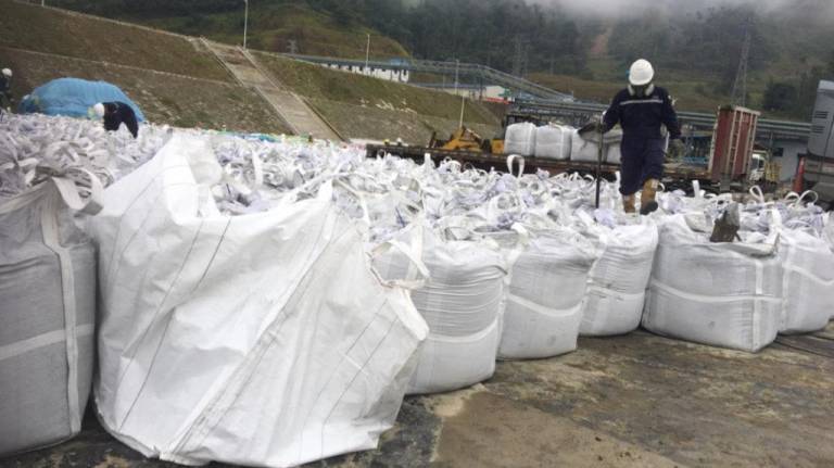 $!Los productos mineros se exportan en «big bags», unas fundas grandes de poliuretano. Así llegan a la Aduana para la revisión visual. Foto cortesía Arcom