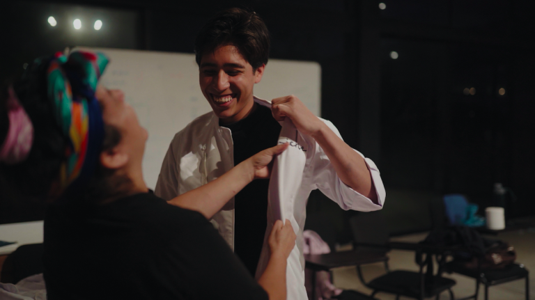 $!Anthony recibe la chaqueta insignia de Iche de manos de su mentora, la chef Valentina Álvarez.
