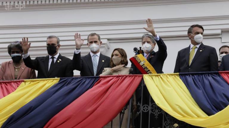 $!Multitud alienta a Lasso en su entrada a Carondelet, para tomar posesión de su despacho