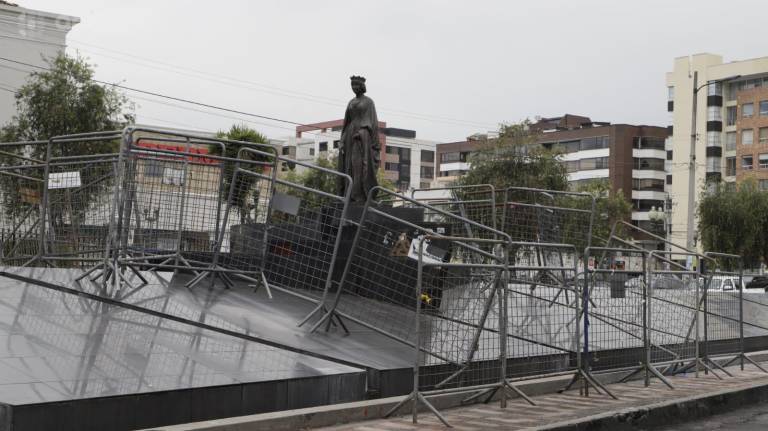 $!Rodean con vallas la estatua de Isabel la Católica en Quito; policía se moviliza para evitar vandalismo