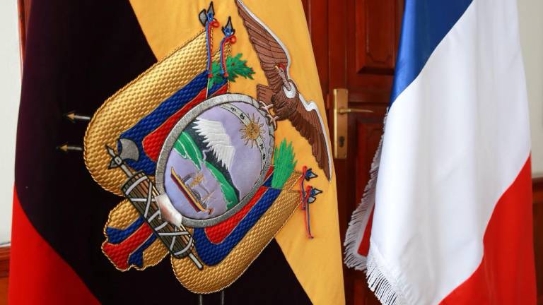 Visas de vacaciones y trabajo por un año para jóvenes, el nuevo acuerdo diplomático entre Ecuador y Francia