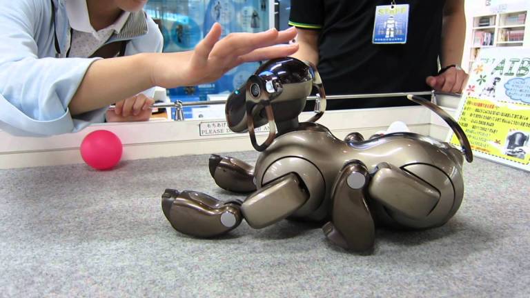 Los perros robots Aibo, compañeros en la vida y en la muerte