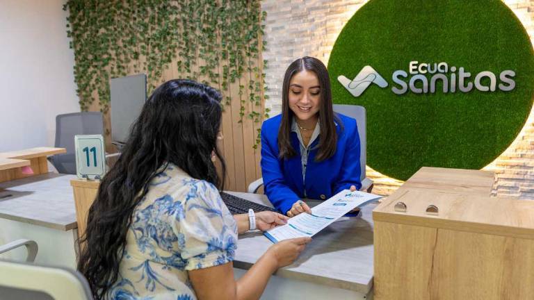 $!Colaboradora de Ecuasanitas atiende a usuaria.