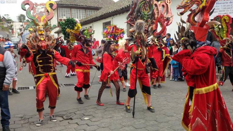 Los "diablos" de Píllaro vuelven a casa tras 6 días de fiesta en Ecuador