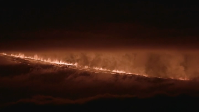 Sobrevuelo evidencia que la actividad eruptiva de volcán en Galápagos no se detiene
