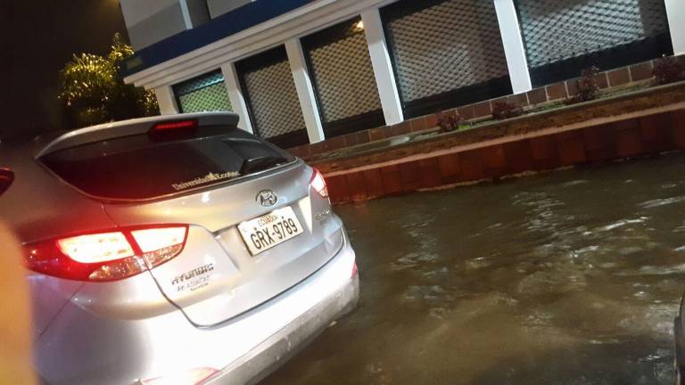 Varios sectores inundados tras fuerte lluvia en Guayaquil