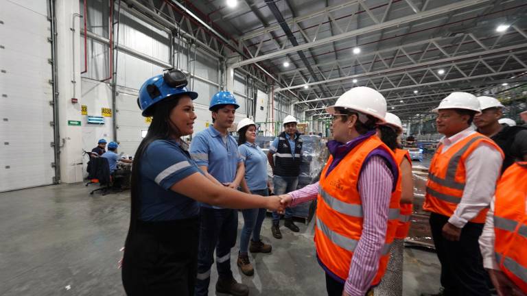 La ministra de Trabajo, Ivonne Núñez, recorrió las instalaciones de DIFARE S.A.