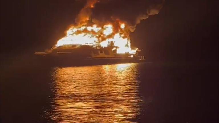 Otro barco se incendió y hundió en Galápagos: 25 personas fueron rescatadas