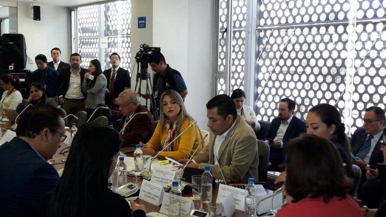 Wendy Vera reconoce que se distrajo por &quot;un momento&quot; en el pleno