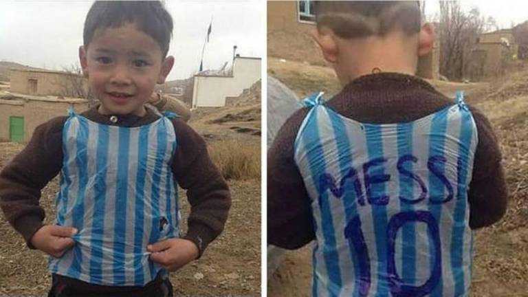 $!El niño afgano de la camiseta de plástico de Messi está atrapado por los talibanes y pide ayuda