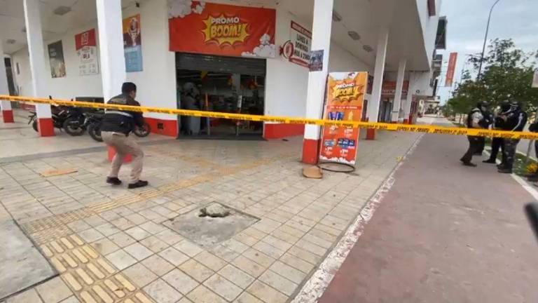 Personal de la Policía Nacional realiza el levantamiento de indicios en el lugar del sicariato en Puerto Bolívar, provincia de El Oro.