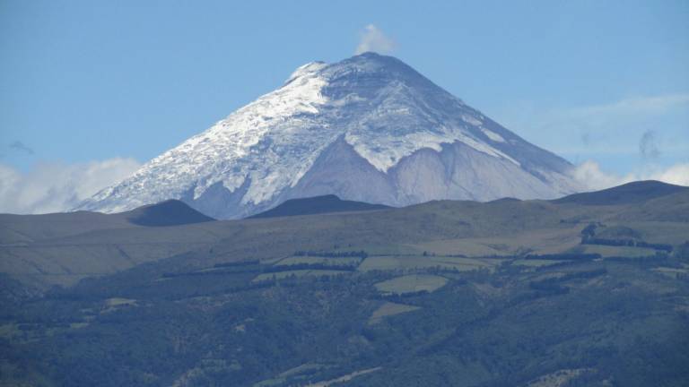Nueva nube de ceniza emanada por el volcán Cotopaxi alcanza los 700 metros