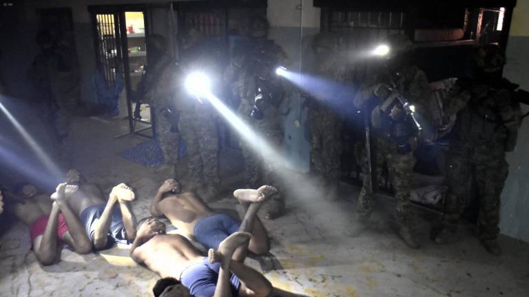 $!Policías ingresan a las celdas de la prisión para llevar a cabo la incautación de objetos prohibidos.