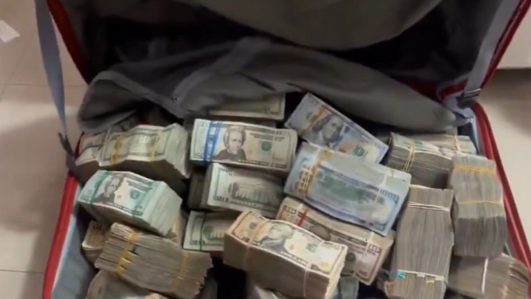 $!La maleta con los casi 600.000 dólares.
