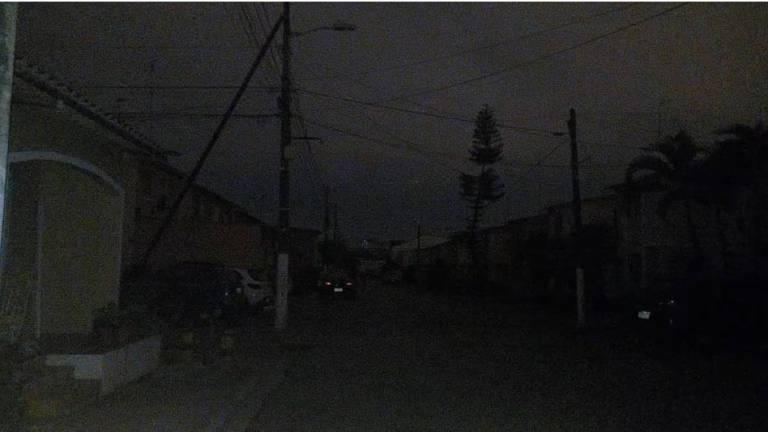 $!Fotografía de un conjunto residencial de Guayaquil que amaneció a oscuras en medio de un apagón.