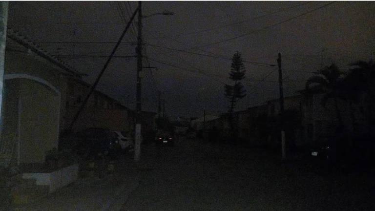 $!Fotografía de un conjunto residencial de Guayaquil que amaneció a oscuras en medio de un apagón.