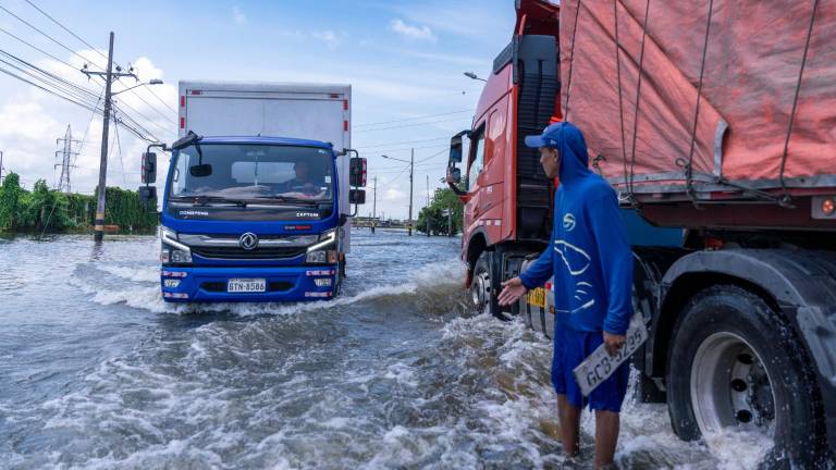 $!Fotografía de inundaciones en Ecuador durante la época invernal, en la vía Juján-Babahoyo.