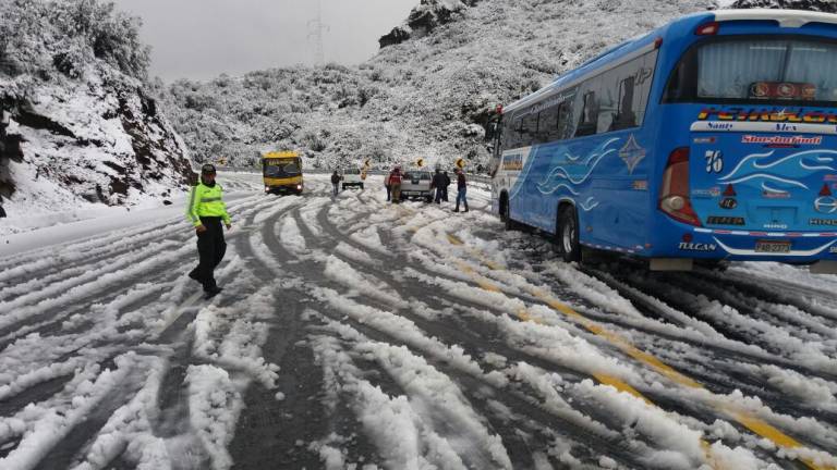 Reportaron caída de nieve en tramo de vía Pifo-Papallacta