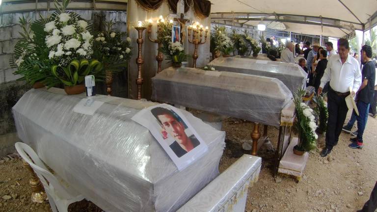 Daule despide a ocho jóvenes asesinados con una multitudinaria caravana