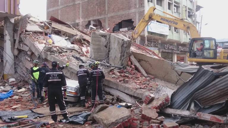 Rescatan a un sobreviviente bajo los escombros de un hotel