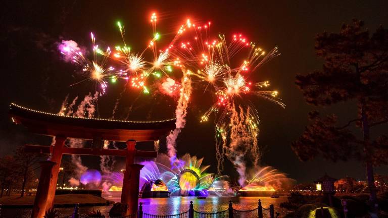 $!Fotografía cedida por Disney donde se muestra parte de su espectáculo Harmonious, que se estrenará este viernes como parte de las celebraciones del 50 cumpleaños de Walt Disney World en el parque temático EPCOT en Lake Buena Vista, Florida.