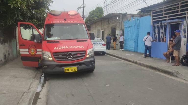 $!Una ambulancia también arribó al domicilio en el que se encontraba la decana, cuya salud era estable al momento de ser rescatada.