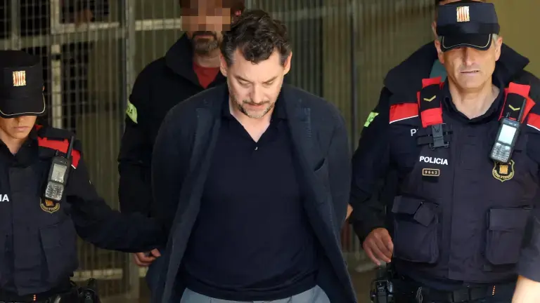 $!Agentes de la policía regional catalana escoltan a Jonathan Andic, hijo de Isak Andic, fundador de la marca de moda española Mango, a su llegada a un juzgado en Martorell.
