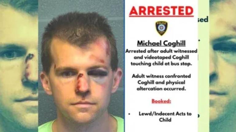 $!Padre golpea a un pastor tras sorprenderlo abusando de su hijo en una parada escolar