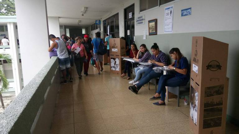 Descartan todo tipo de comercio fuera de recintos electorales en Ecuador