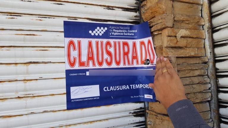 Operativo Pandora clausura 10 farmacias cerca del Hospital Teodoro Maldonado Carbo en Guayaquil