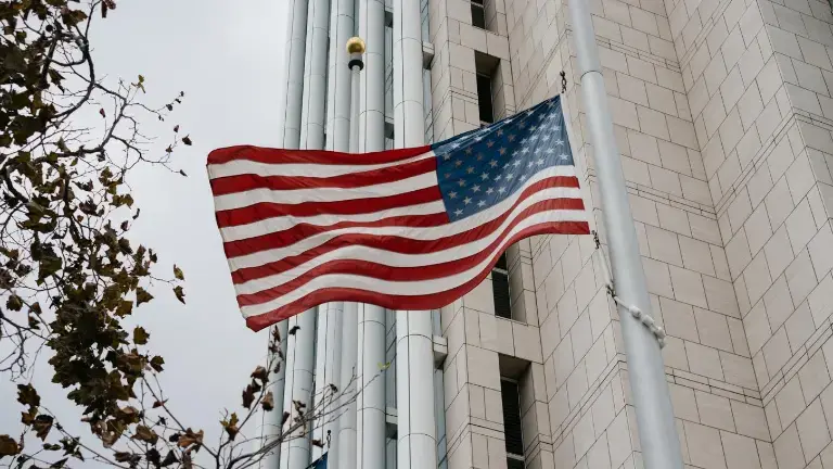 Embajada de Estados Unidos en Ecuador abre vacantes de medio tiempo: salario, requisitos y cómo postular