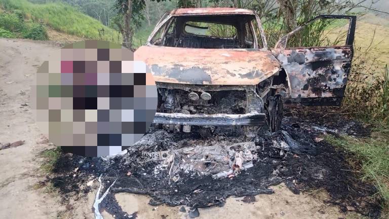 Hallan seis cadáveres junto a un vehículo incinerado en la vía El Carmen-Pedernales