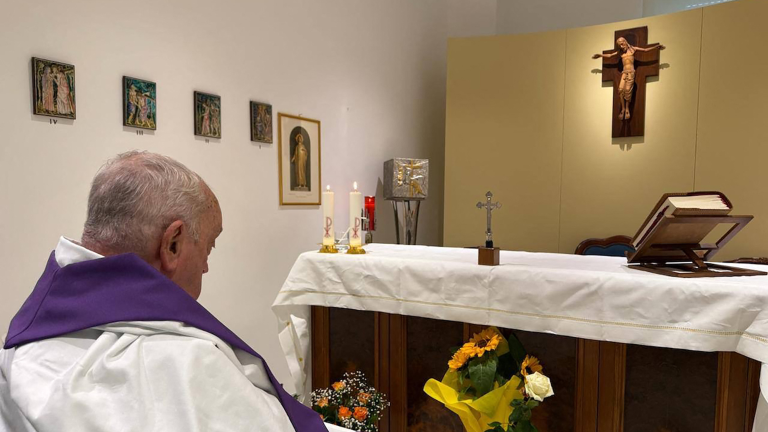 El Vaticano publica la primera foto del Papa Francisco desde su hospitalización