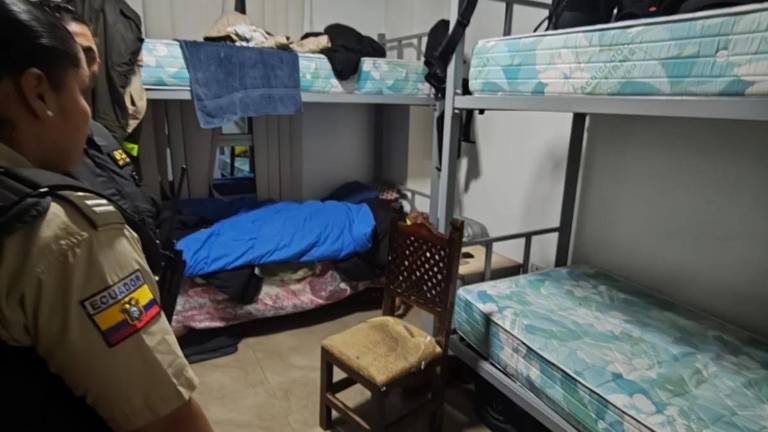 Policía investiga muerte de una agente en dormitorio policial de Quito