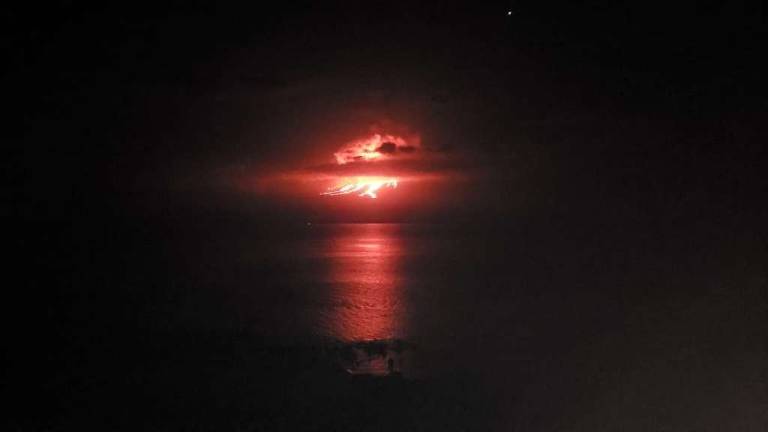 Erupciona volcán La Cumbre es una isla de Galápagos