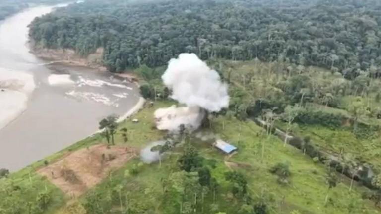 Captura de video que muestra el bombardeo hacia el campamento ilegal.