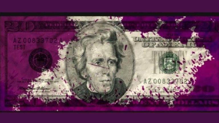 $!Los billetes manchados presentan tinta permanente en bordes y centro, imposible de remover.