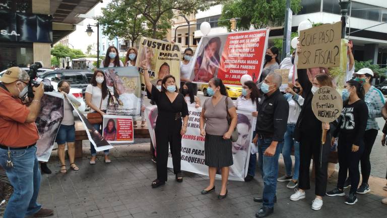 Familiares y amigos exigen justicia en plantón por la muerte de Lisbeth Baquerizo